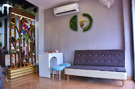 Crona Unisex Salon Seating Area
